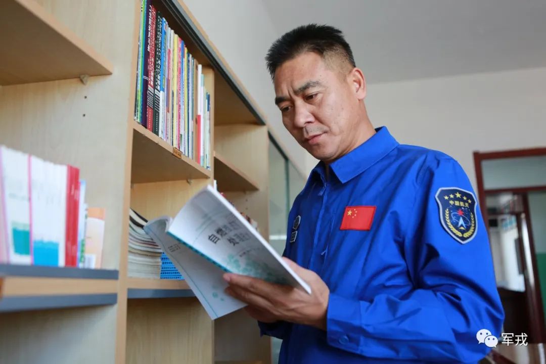 这位"不怕死"的一级军士长,稳!