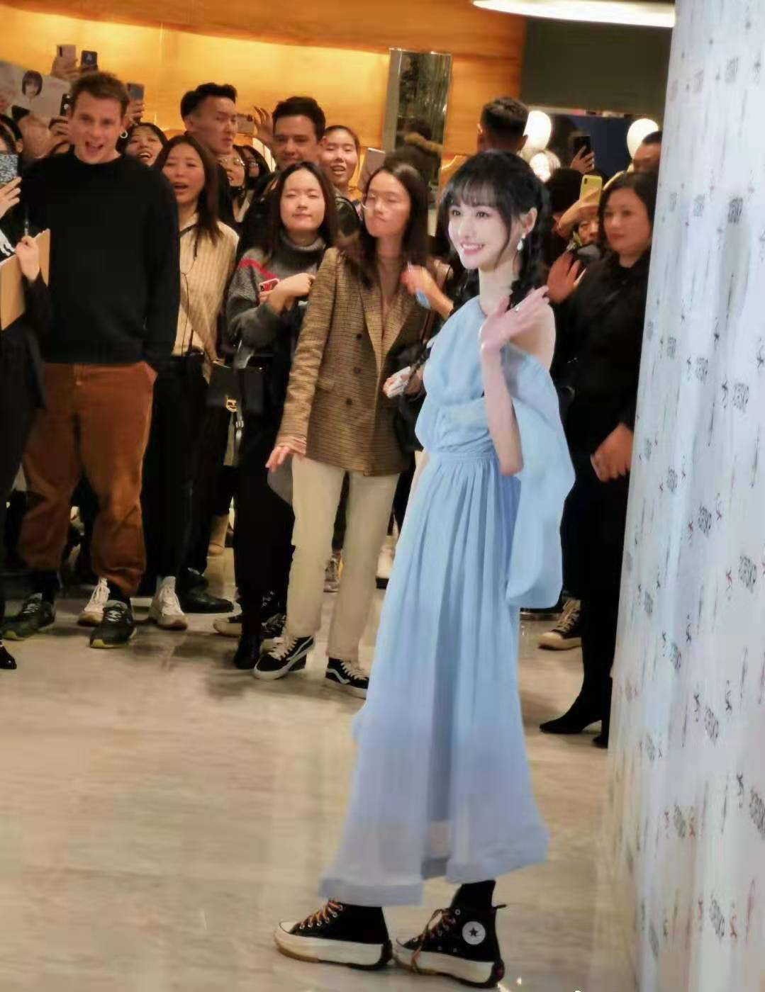 郑爽麻花辫亮相活动,官图和粉丝手中生图差距太大!