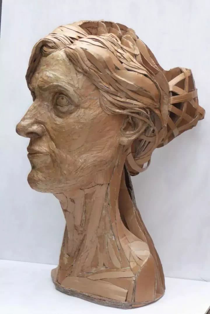 他将瓦楞纸运用到了极致,纸板雕成巨型人像,令人惊叹