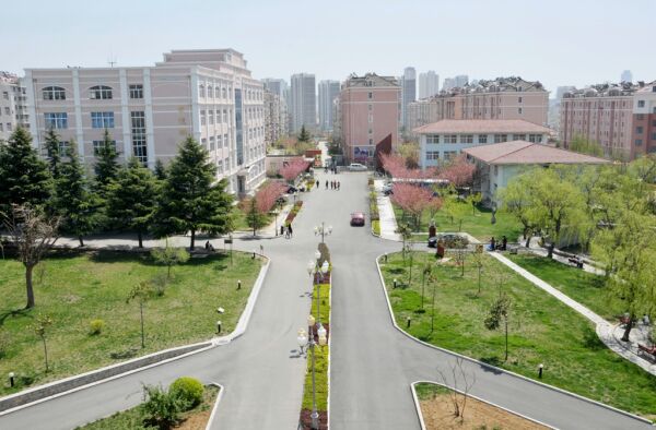 青岛滨海学院学生坠楼身亡，学校严苛的管理制度被诟病