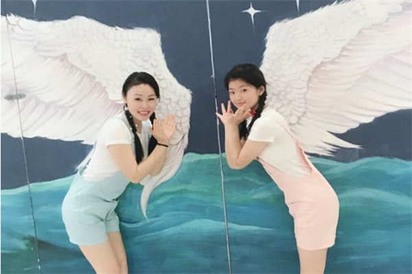 草帽姐晒一双儿女照片,全家都变洋气,网友:比大衣哥好多了