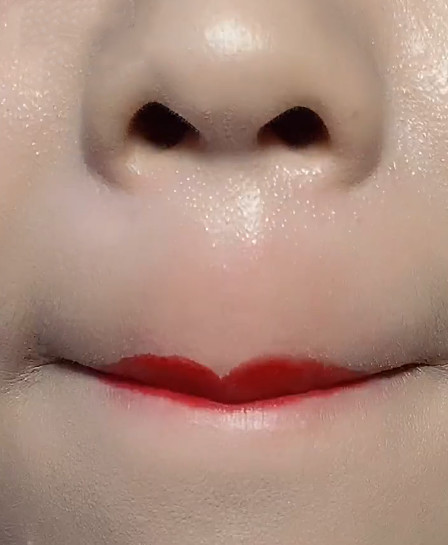 最近校园流行"自制唇珠",下课用皮筋儿扎上,放学校草眼都直了