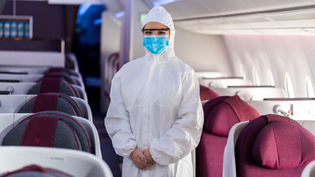 卡塔尔航空公司机组人员穿上防辐射服,并佩戴护目镜,手套和面罩