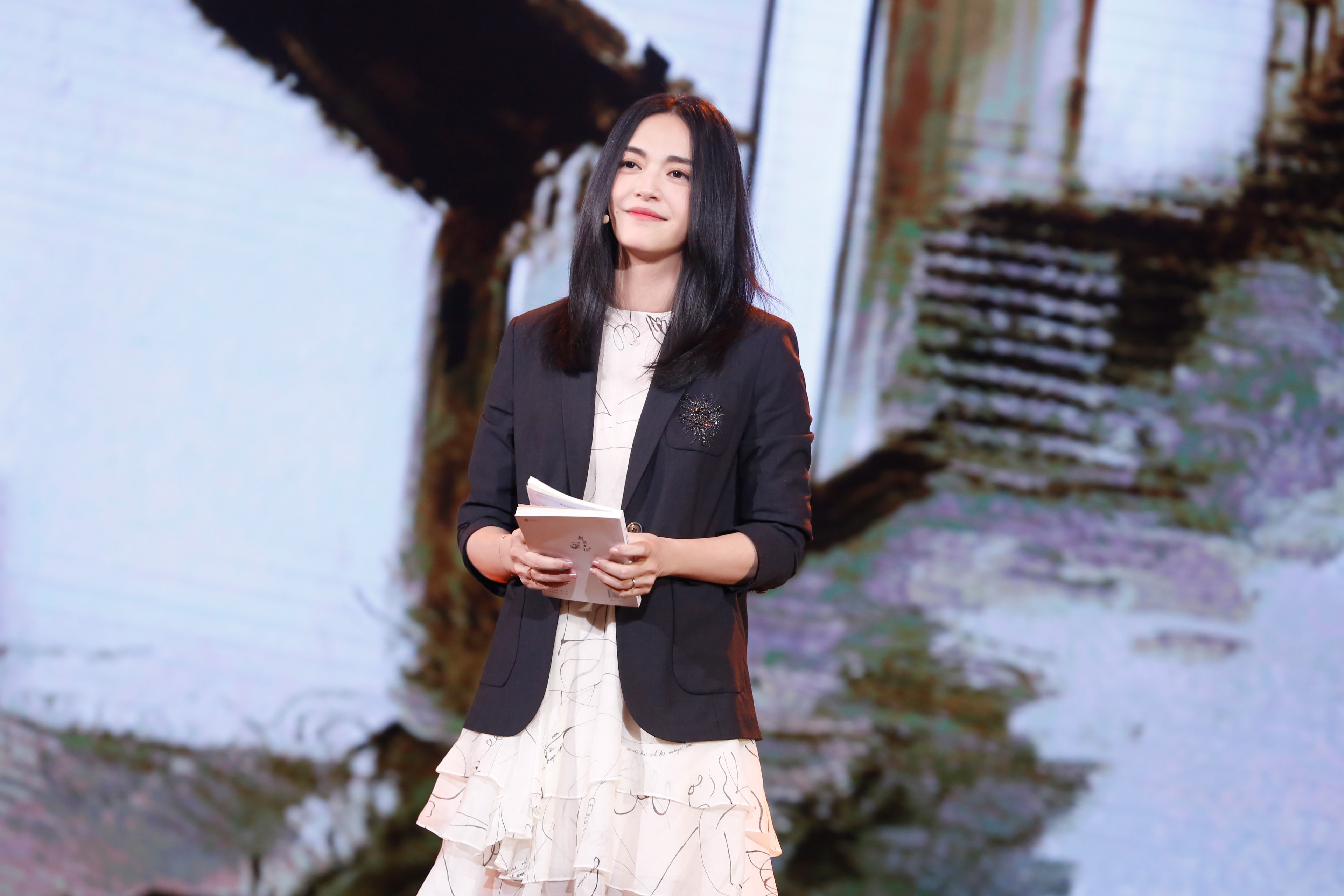 姚晨遭遇事业滑铁卢,打脸海清女权宣言,网友:拿实力说话