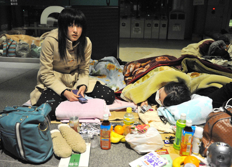 东京,封城,网吧难民,大阪