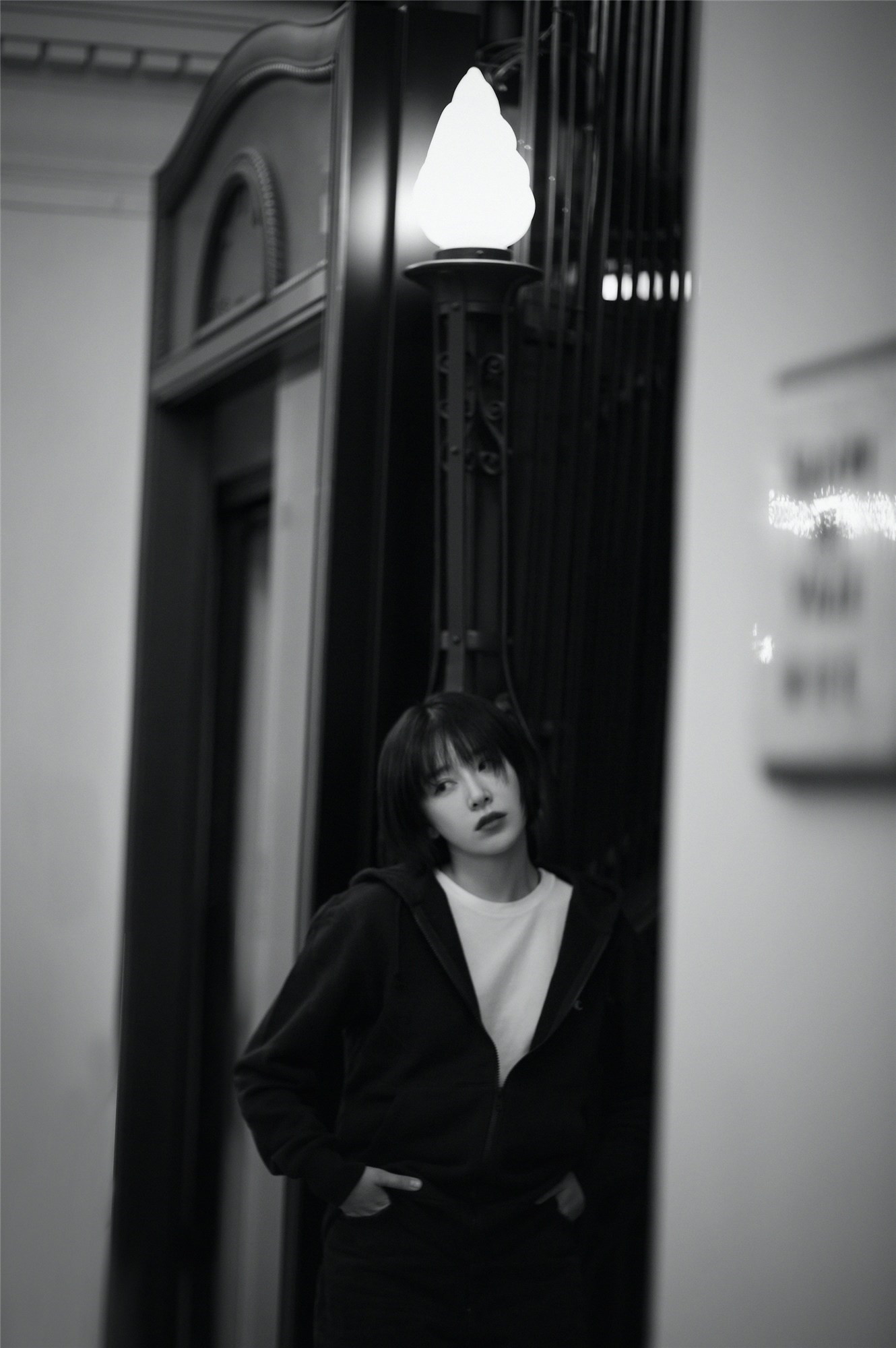 阚清子发布极简黑白写真 粉丝开启文案创作大赛模式