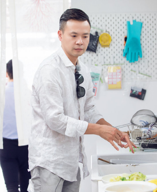中餐厅导演点赞骂黄晓明微博,网友:可能是手滑