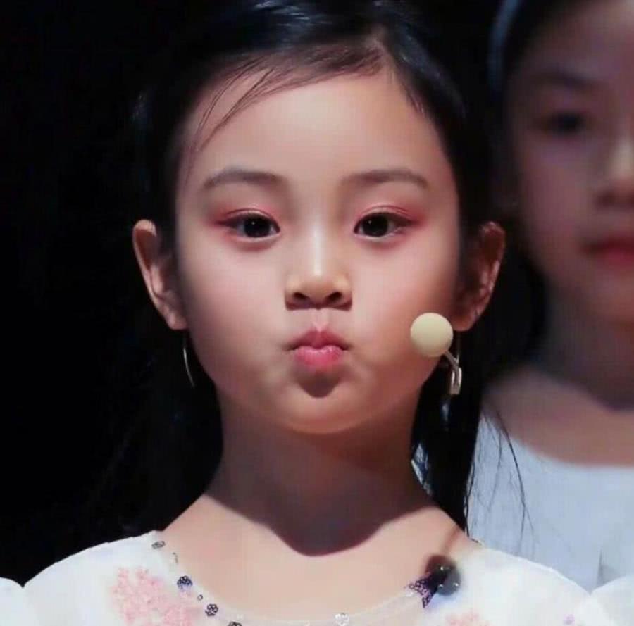 甜馨c位领唱颜值爆表,却被身后的红衣小女孩抢镜:这颜值是真实的吗?