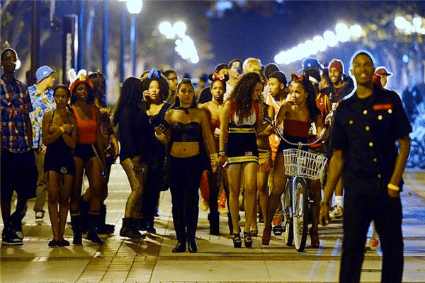 健康码火到国外美一所大学进校园扫二维码出现红色码禁止入校