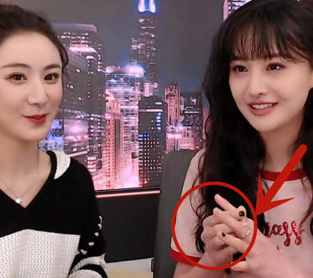 郑爽现身薇娅直播间,却被她手上戴的戒指抢镜,粉丝直呼啥情况