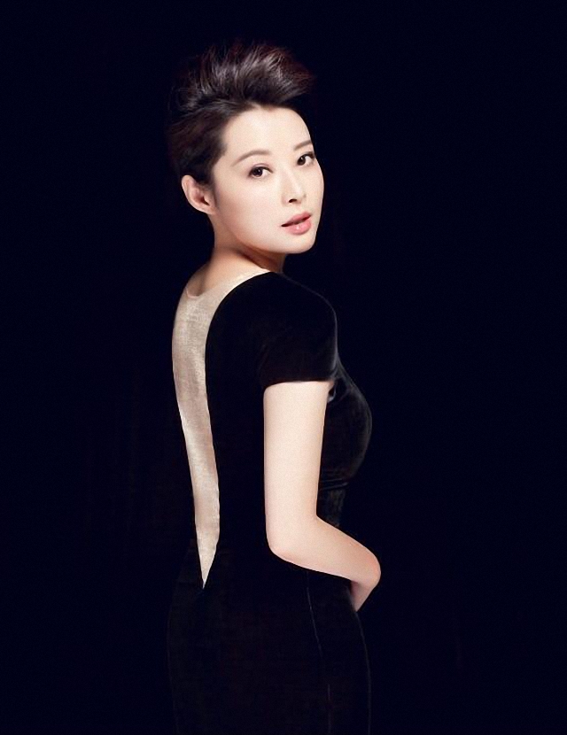 袁立终于瘦了穿黑色紧身t恤秀出小蛮腰蓬松发型太减分