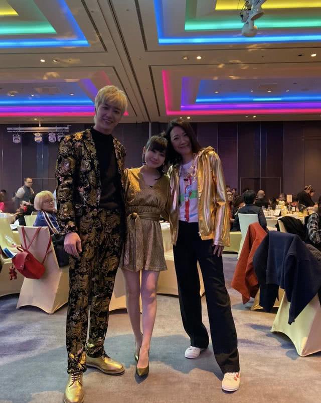 夫妻俩参加年会,江宏杰高大帅气,福原爱娇小玲珑身高似150