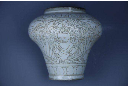 古时候跟瓮有关的故事很多,有《百喻经》中蠢人杀驼取瓮,有宋代司马光