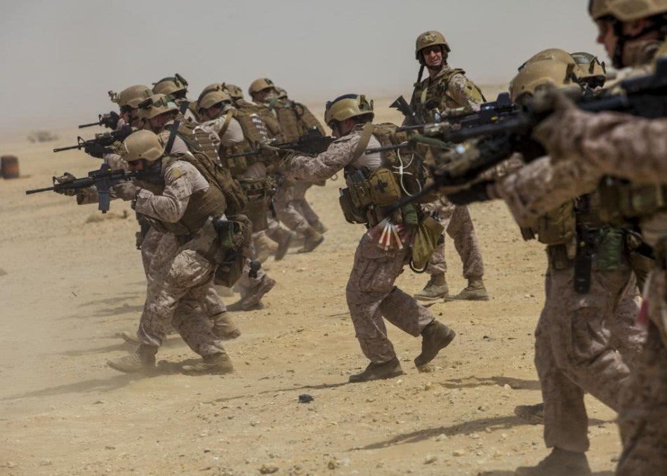 俄特种兵突袭叛军据点,解救叙利亚美女主持人,她已经被囚禁6年