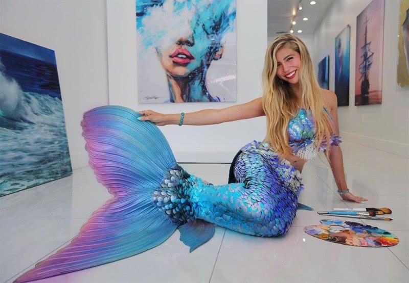 女画家穿上"美人鱼"装,把自己画成"美人鱼",网友:惊艳