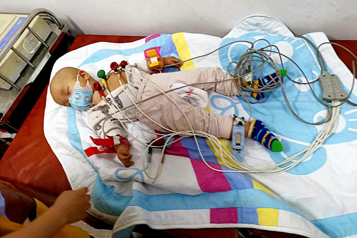 男孩患儿童癌症之王,年轻父亲四处筹款救命,7天急出满头白发