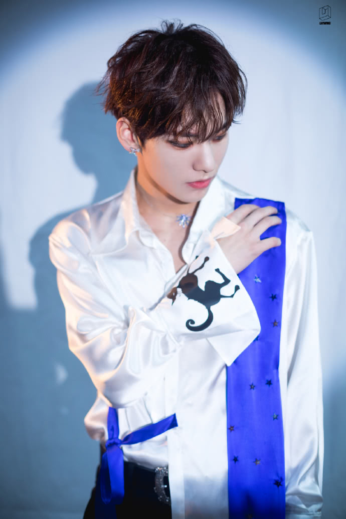 姚明明白色丝绸衬衫