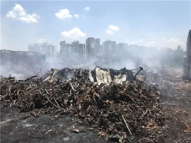 小板桥物资交易市场火灾前后对比图,商户损失惨重