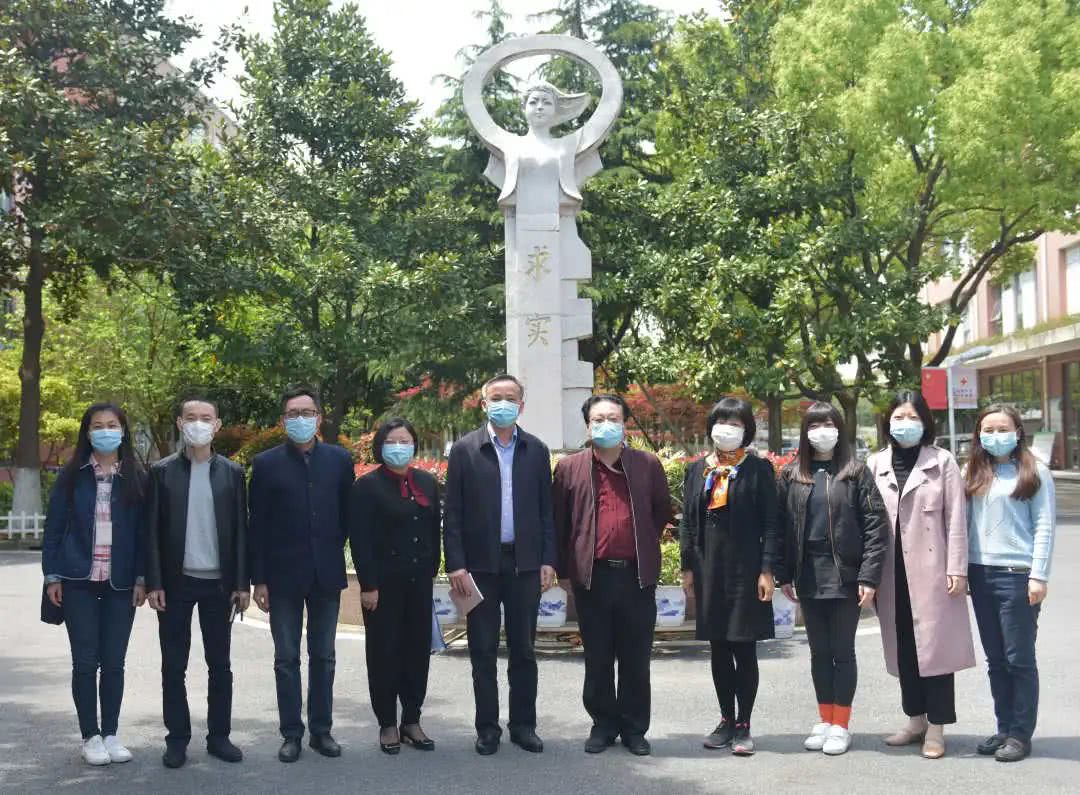 市教卫工作党委副巡视员杨伟人检查奉贤区师生返校开学准备工作