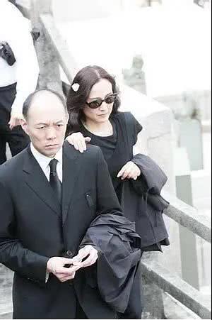 霍启刚二叔霍震寰与女星陈琪琪恋爱十年,婚礼低调简单幸福美满