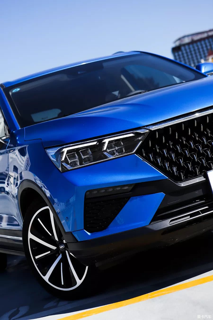 金色短发,时尚美妆博主798艺术区遇上奔腾t77