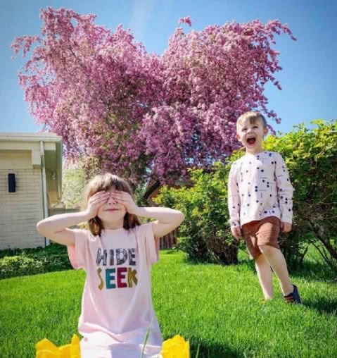 调皮可爱的姐弟俩上线啦,穿搭上头了