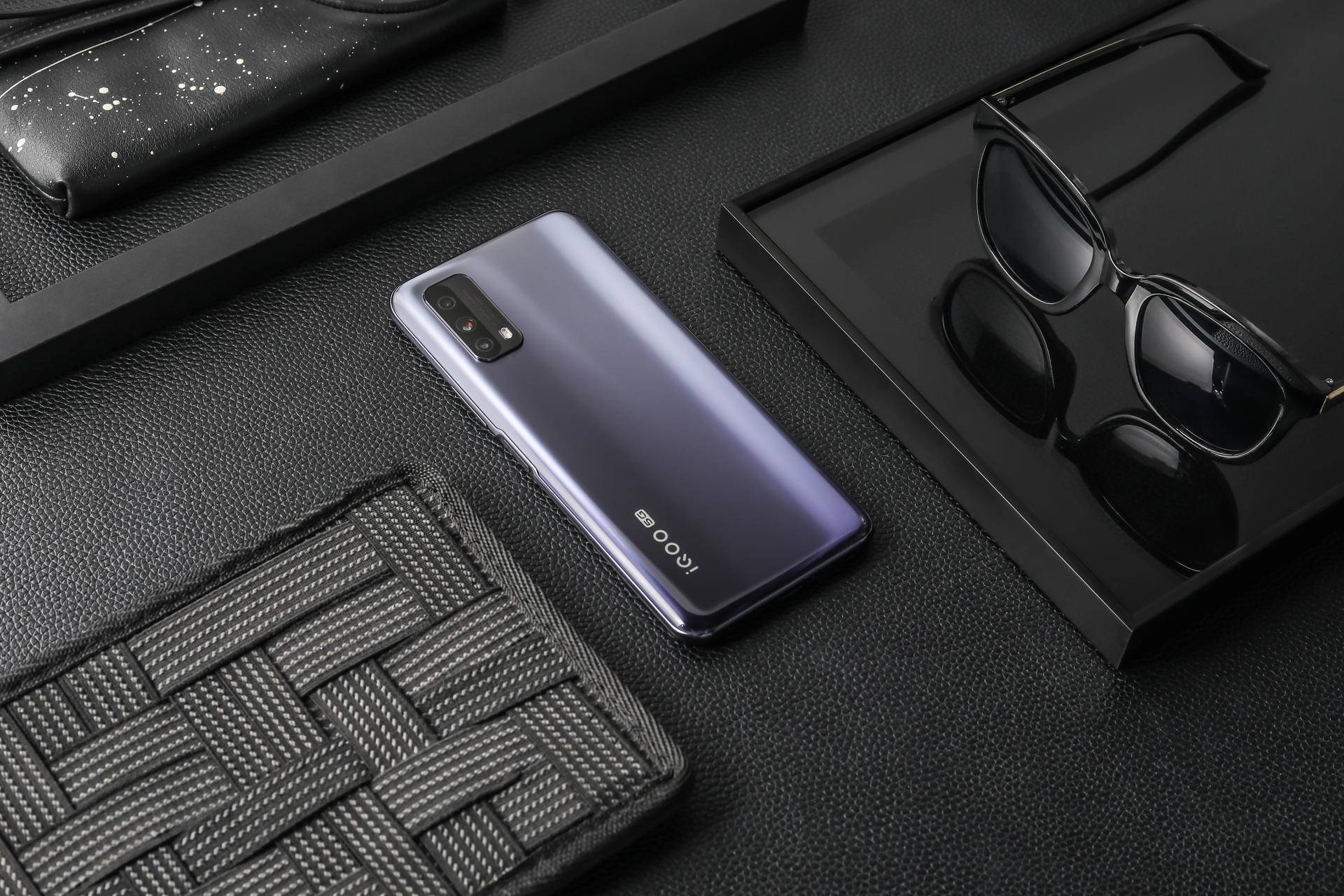 iqoo z1x直播淘宝造物节,500小时不断电,畅游4城