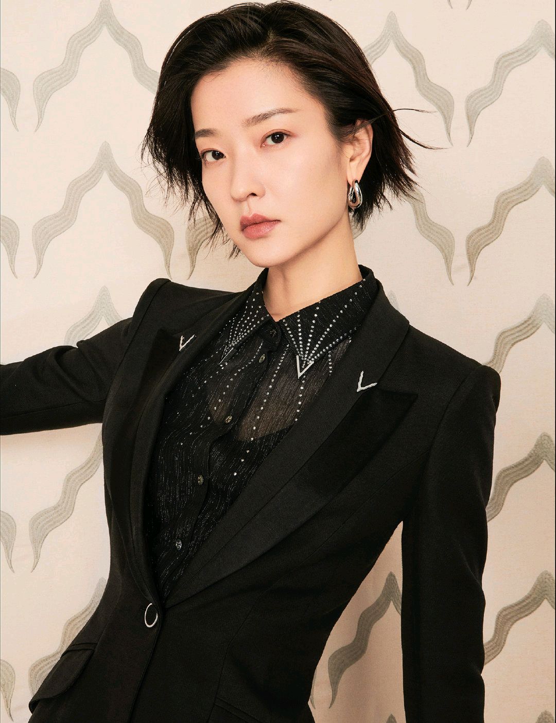 杜鹃嫌西装太正式混搭丝绒裙,意外优雅还高级,职场就该这样穿!