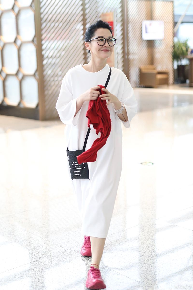 许晴真敢穿!"白t长裙 活力红"凹少女感,非但不违和还意外惊艳