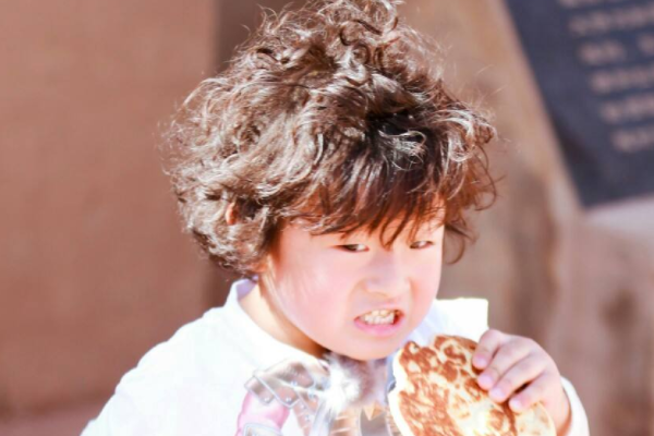 邹市明儿子轩轩八岁长成男子汉,白白胖胖好可爱,但没