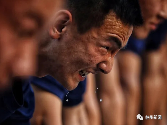 队员在训练场上挥汗如雨 毕西洋 摄