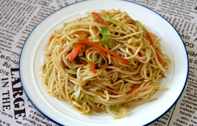 炎炎夏日这样炒面条最香了 营养搭配好面条劲道 且美味爽口