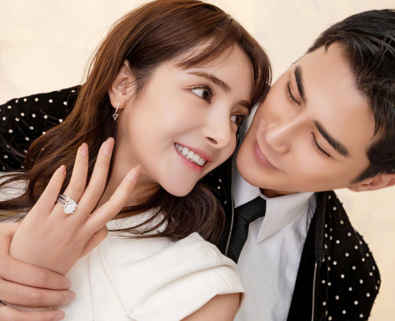 姜潮太爱坑老婆,帮麦迪娜拍照故意不开美颜,看清真实颜值:酸了