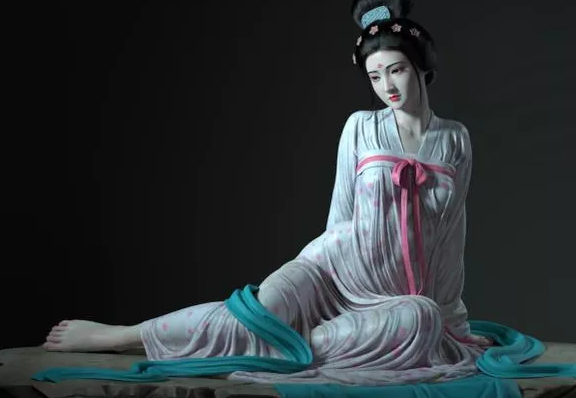 日本手办做工精细?当把中国作品杨贵妃放大3倍,腿上的液体才叫完美!