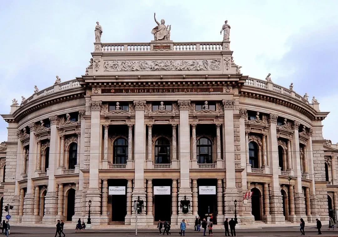 维也纳国家歌剧院采取低票价策略,吸引普通民众走进剧院.