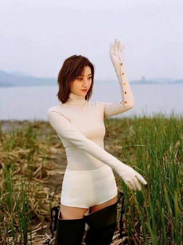 景甜“安全裤”外穿不堪入目？造型一般人不会欣赏，身材凹凸藏不住