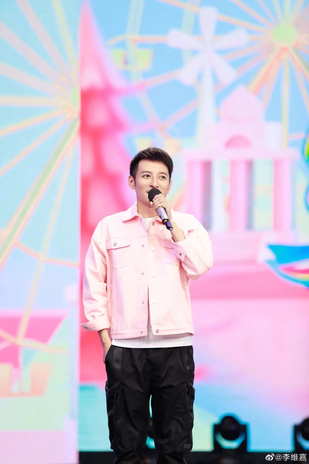 牵短发女子逛街芒果台男主持人又一位脱单