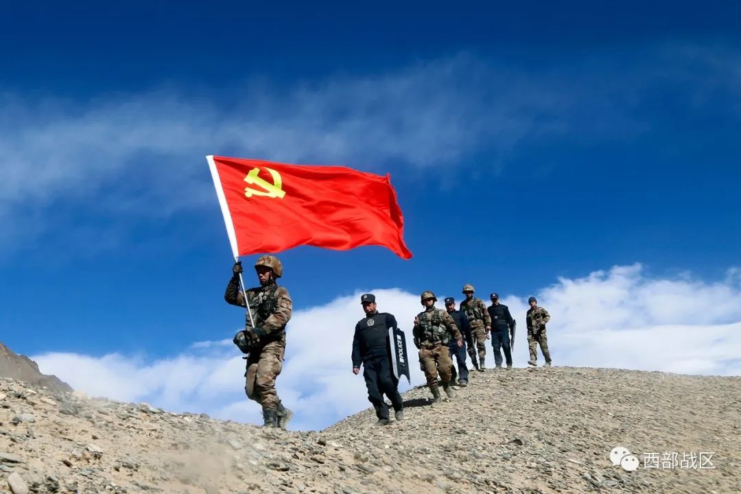 戈壁滩上,军警联学党旗红