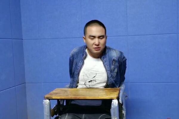 河北张家口一男子自称黑社会当街殴打老人很嚣张到了派出所忏悔道歉很