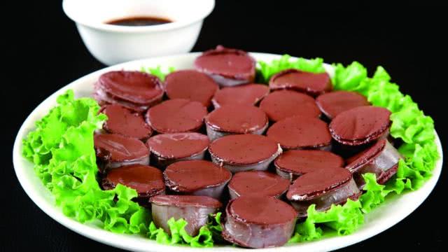 代表东北的食物血肠,只要有卖的,就会排很长的队