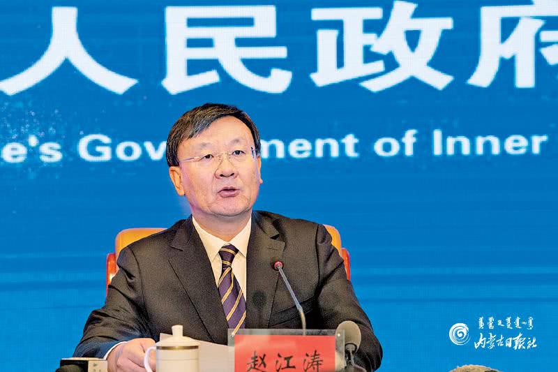 包头市长赵江涛回答记者提问.