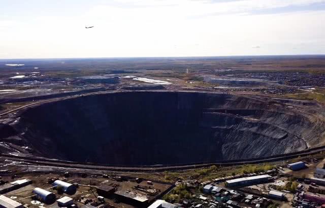 世界最诡异的四个大洞:第一飞机经过会被吸住,第二个是人为的!