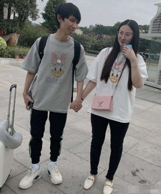 梦泪晒与梦嫂牵手合照,谁注意到了梦嫂的包包?老夫的少女心啊