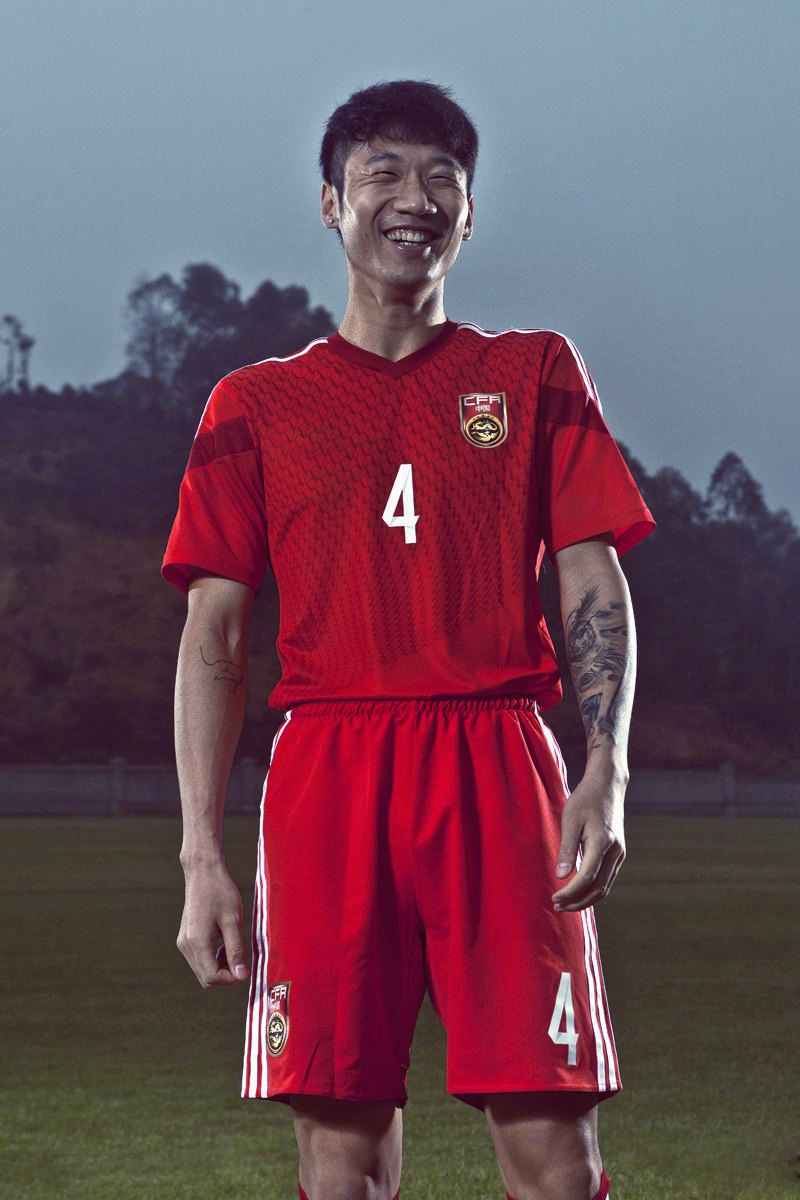 其实在高洪波执教的国家队中,荣昊并不像在武汉队一样踢右边前卫,而是