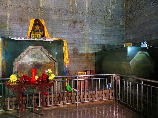 乾隆帝陵墓外的泰陵石像有什么讲究?