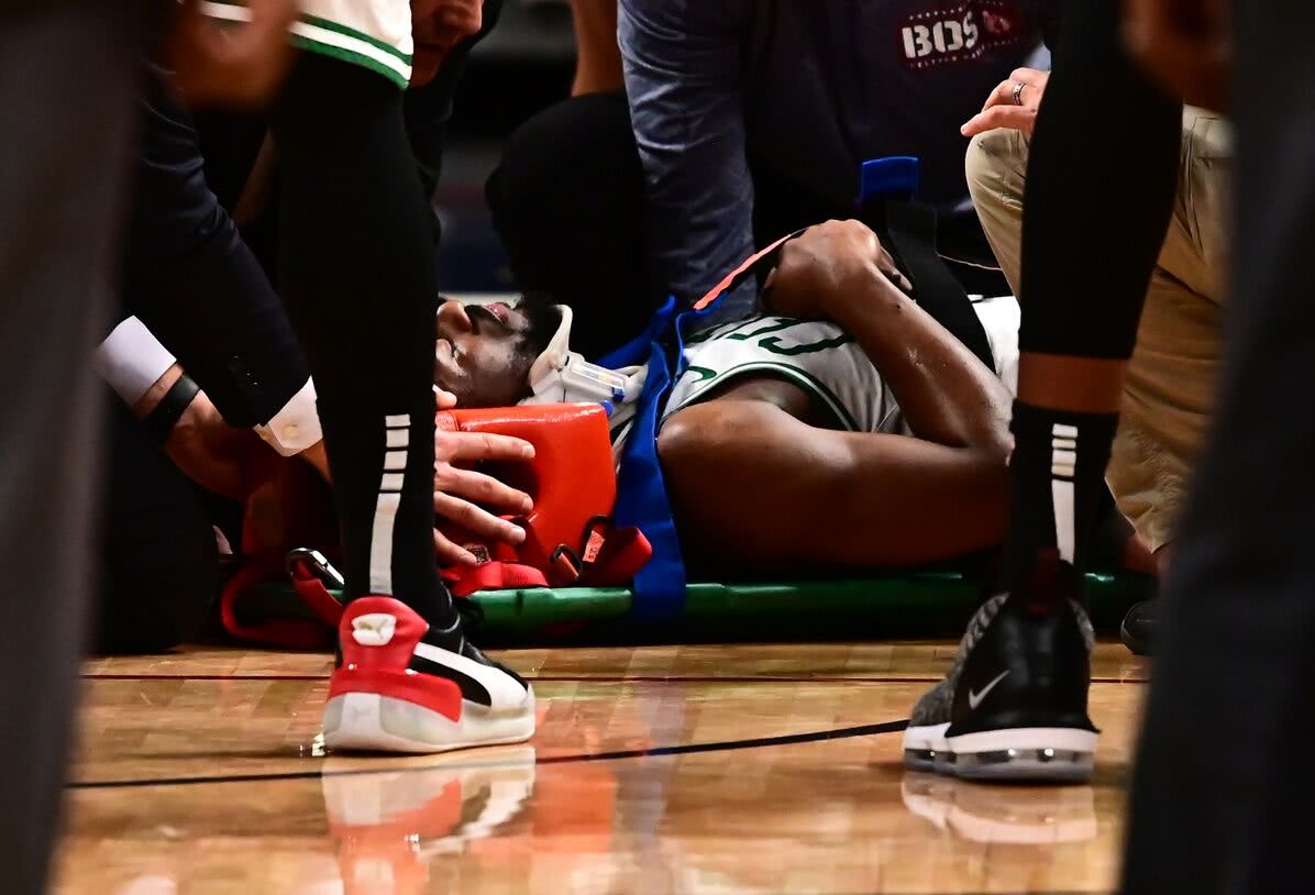 沃克颈椎受伤倒地不起 直接担架抬出场外