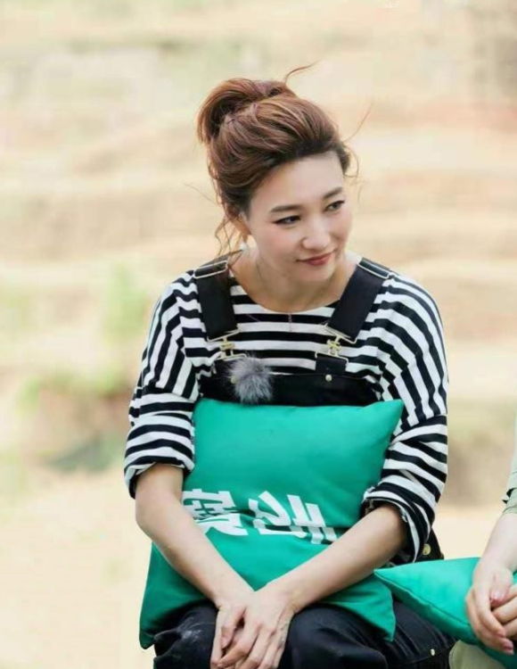 央视主持李梓萌摘下假发套,穿背带裤青春减龄又时髦,美到不敢认