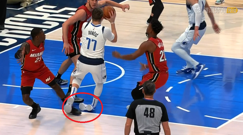 东契奇遭遇垫脚,慢镜回放还原真相,无缘打破尘封55年的纪录