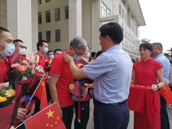 海医二院为51名援鄂医护勇士举行归队欢迎仪式