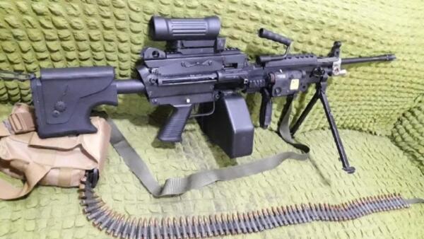 伊拉克武装人员展示改装成果rpd机枪魔改m249能以假乱真